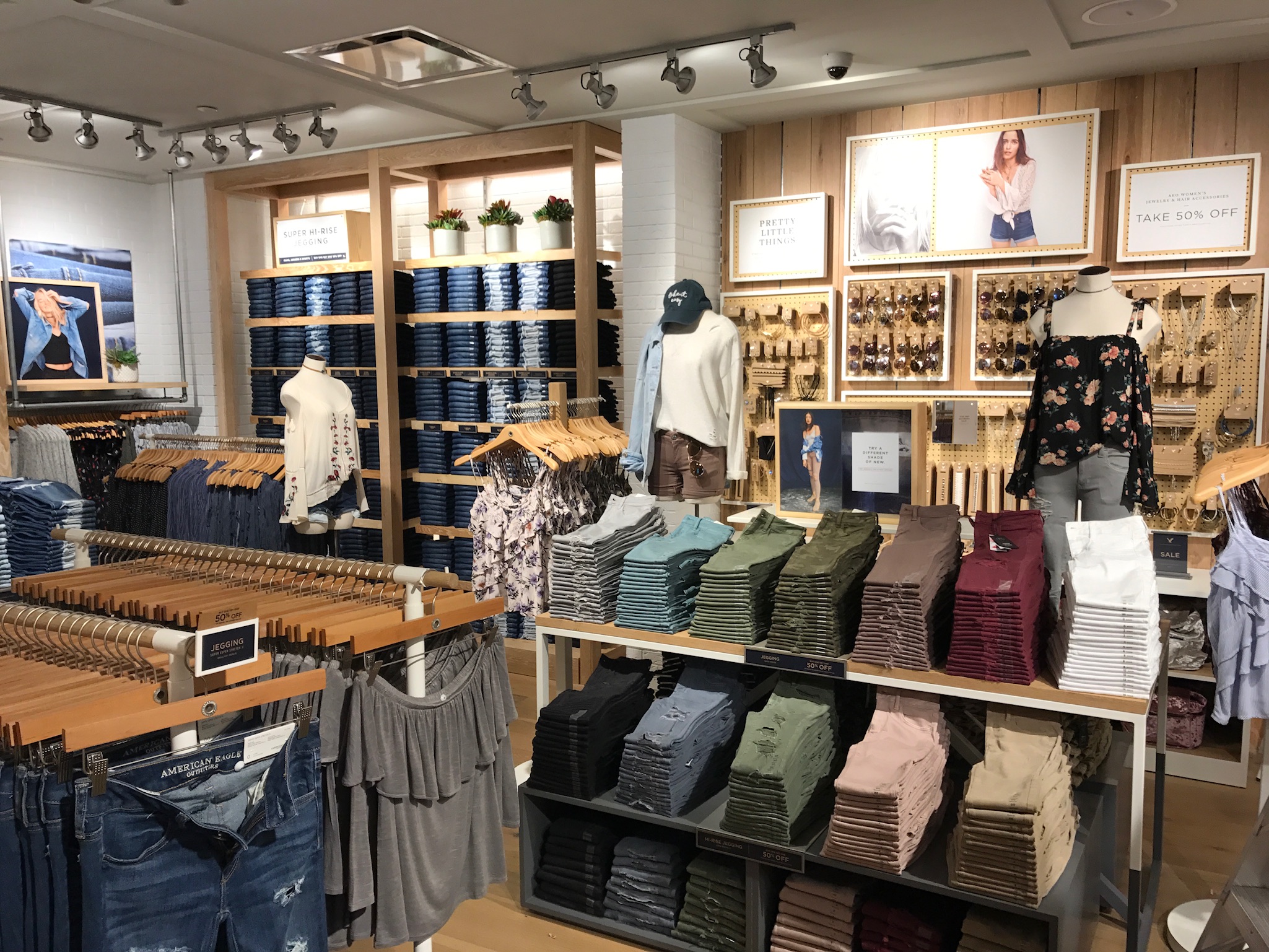 Fusion Specialties Store Design and Mannequin Solution for American Eagle